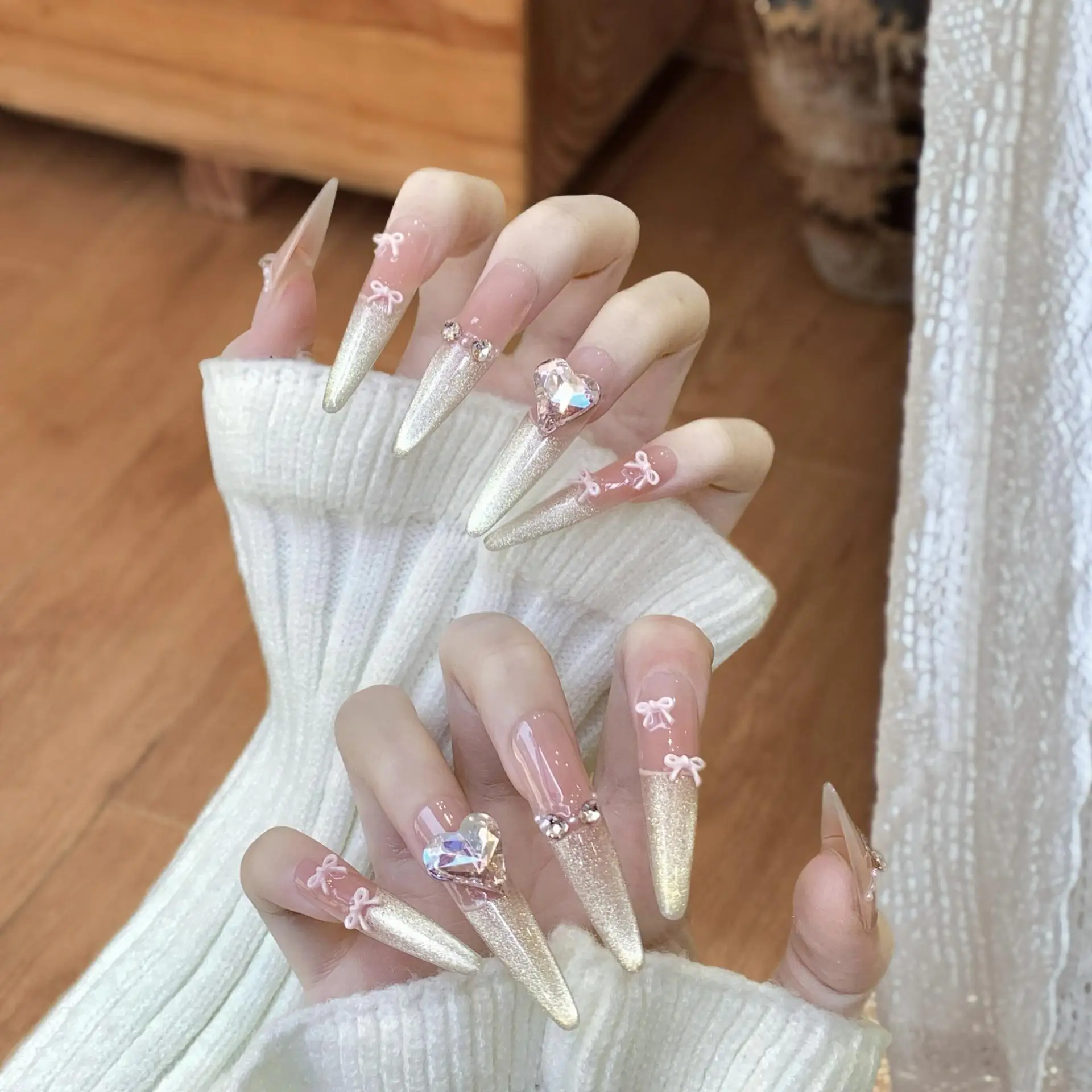 40-pecas-de-unhas-posticas-longas-e-afiadas-com-diamantes-embutidos-brancas-para-realcar-a-arte-das-unhas-feitas-a-mao-com-design-em-formato-de-olho-e-coracao-dourado