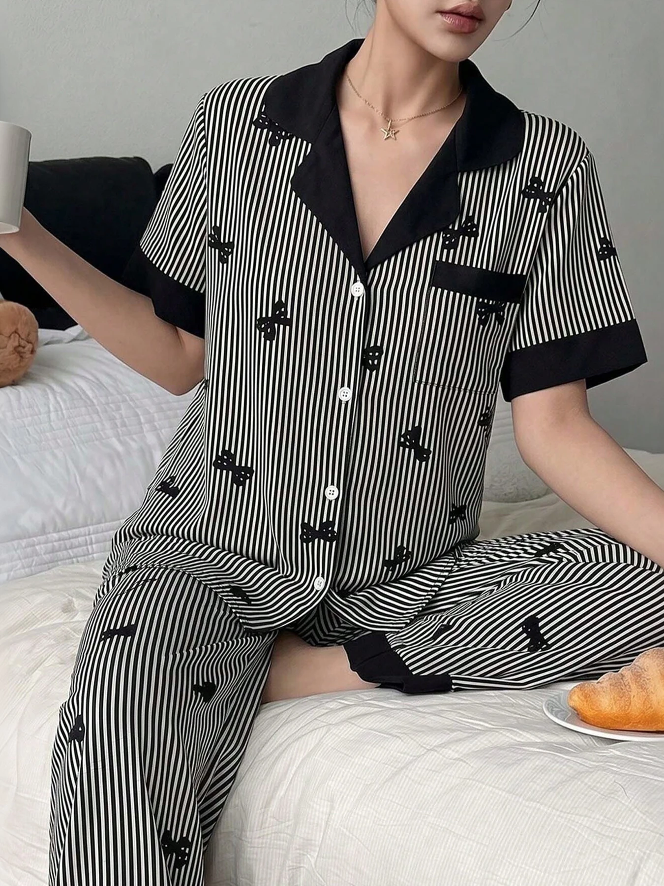 Gestreiftes Pyjama-Set für Damen, Reverskragen, Kurzarm-Oberteil mit Knöpfen, lange Hose, 2-teilig, Sommer, lässige Homewear, Schlafanzug