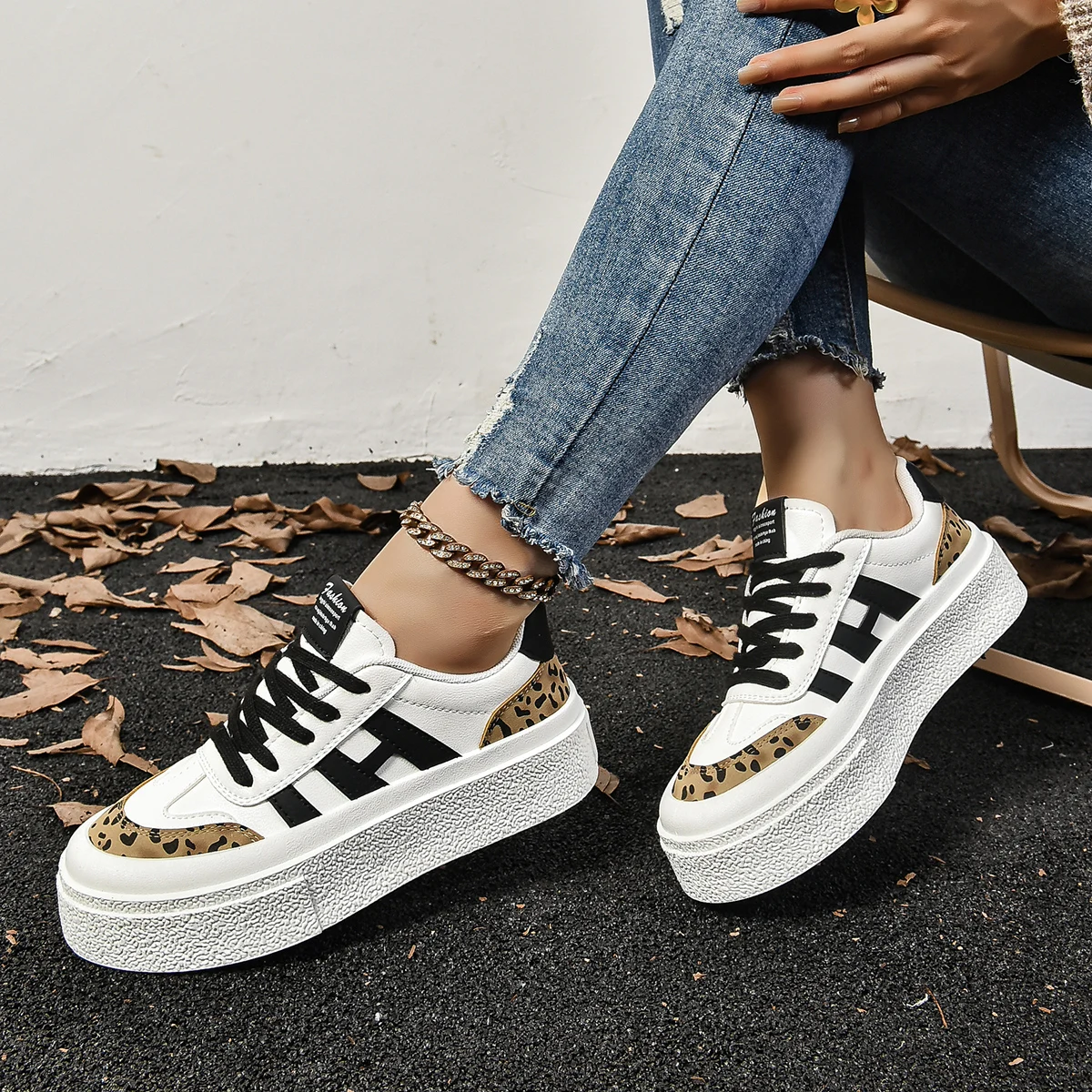 

Весенне-осенняя новая удобная повседневная вулканизированная обувь с круглым носком, модная спортивная обувь на шнуровке с неглубоким носком для женщин