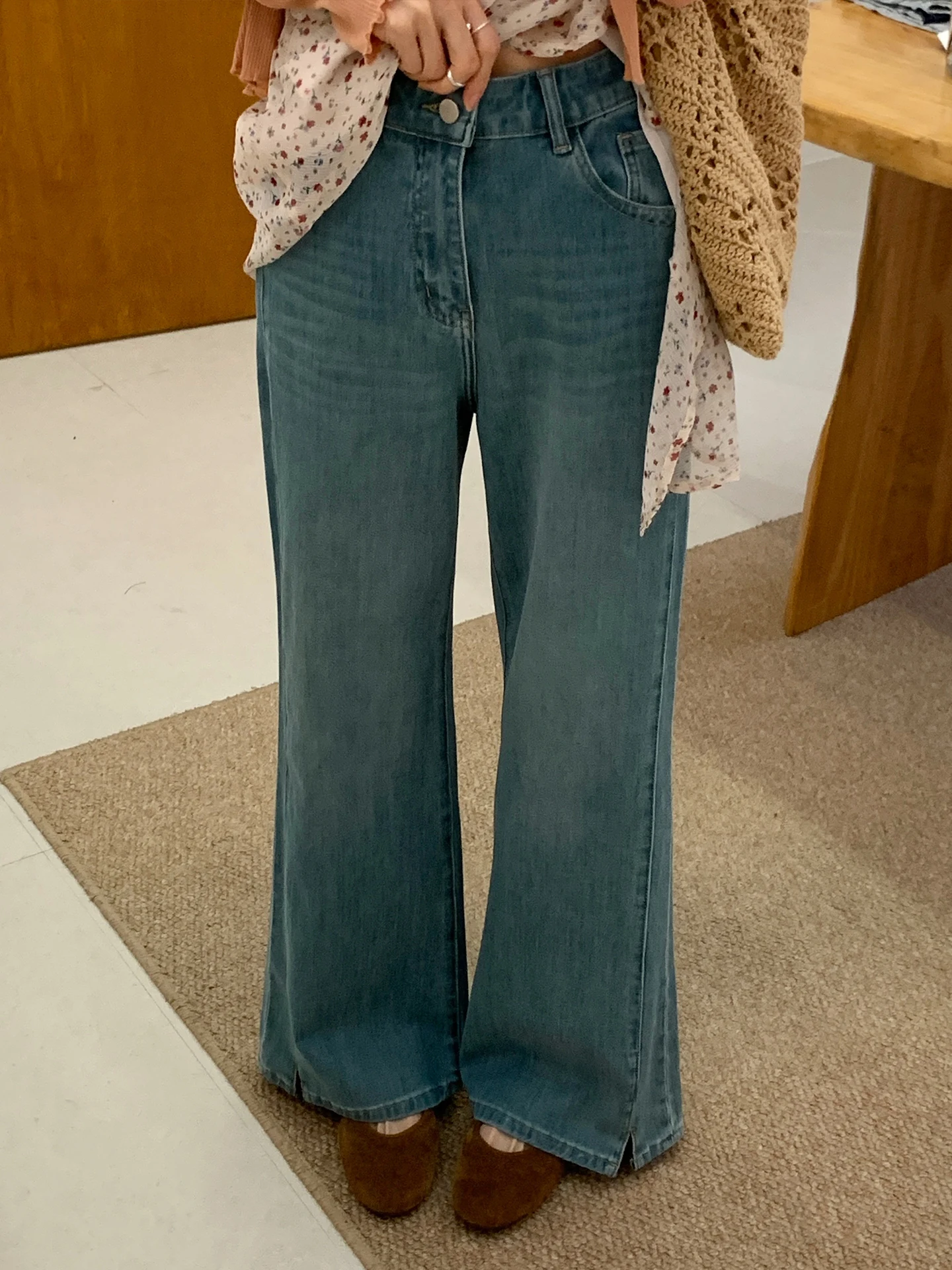 

Женские джинсы с высокой талией и расклешенными штанинами, весенняя новинка, широкие брюки с разрезами, эффект похудения, минималистичный стиль, китайское производство, на пуговицах