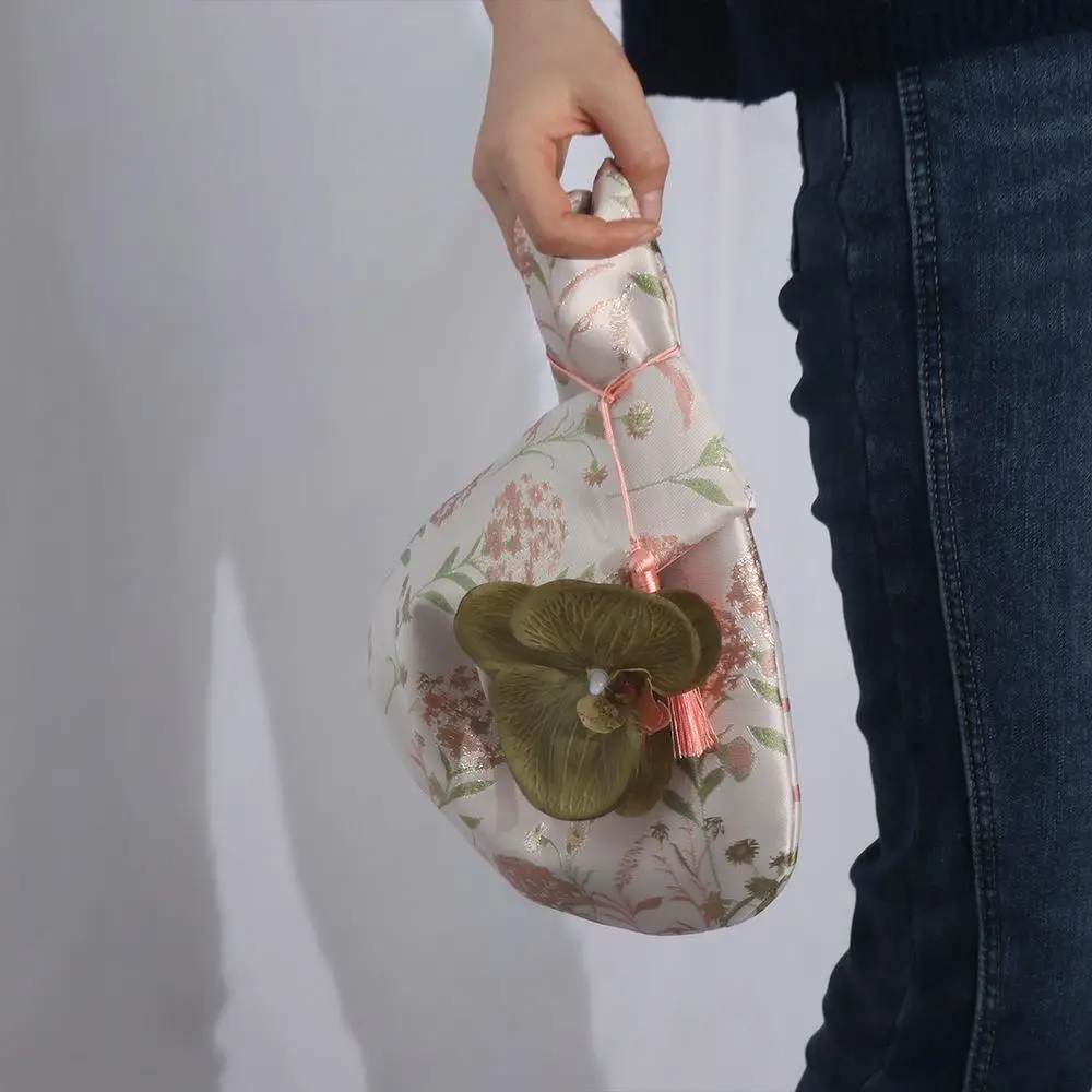 Bolsa con colgante de flor, bolsa de almuerzo con temperamento, bolsa de muñeca con nudo de borla, accesorios Cheongsam, nuevo bolso de estilo chino, bolsa para artículos pequeños
