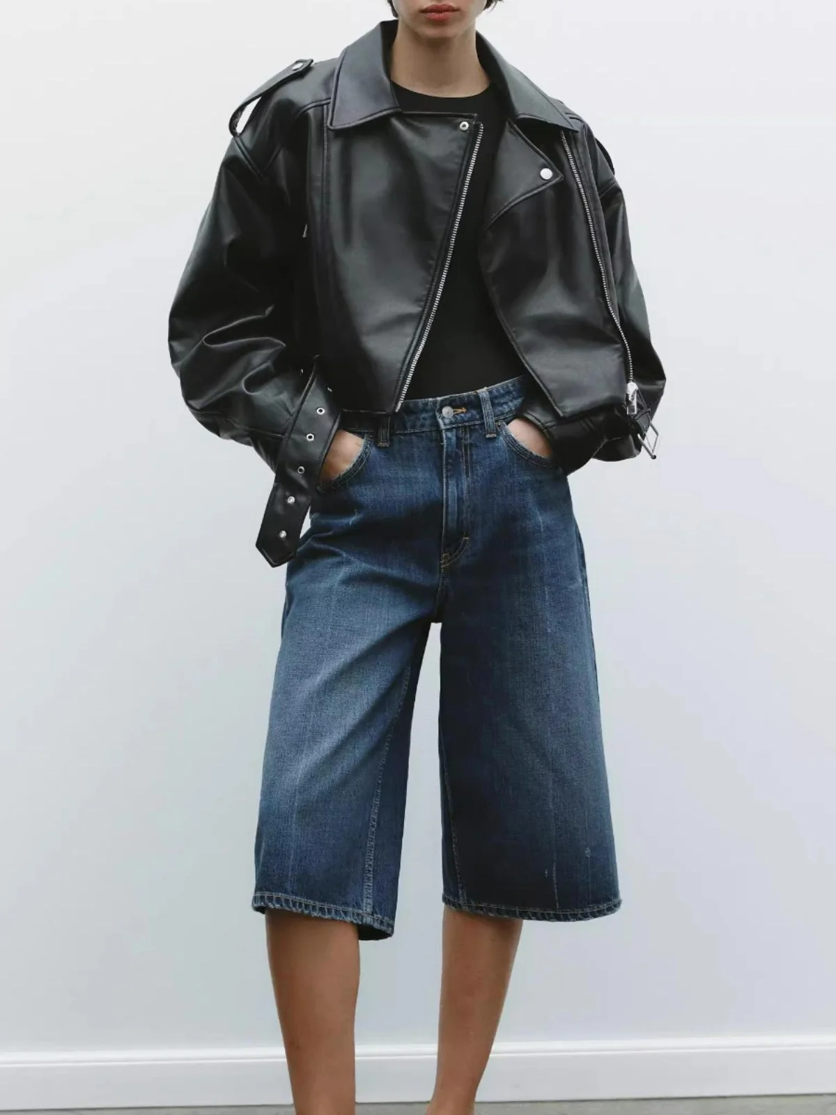 เสื้อแจ็คเก็ตสไตล์ไบค์เกอร์สำหรับผู้หญิง ฤดูใบไม้ผลิ 2025  หนังเทียม ปกพับ ทรงหลวม สไตล์สตรีท แขนยาว ซิป