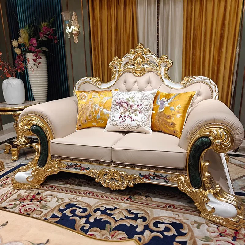 Sofá estilo corte francés, villa de estilo europeo, sala de estar