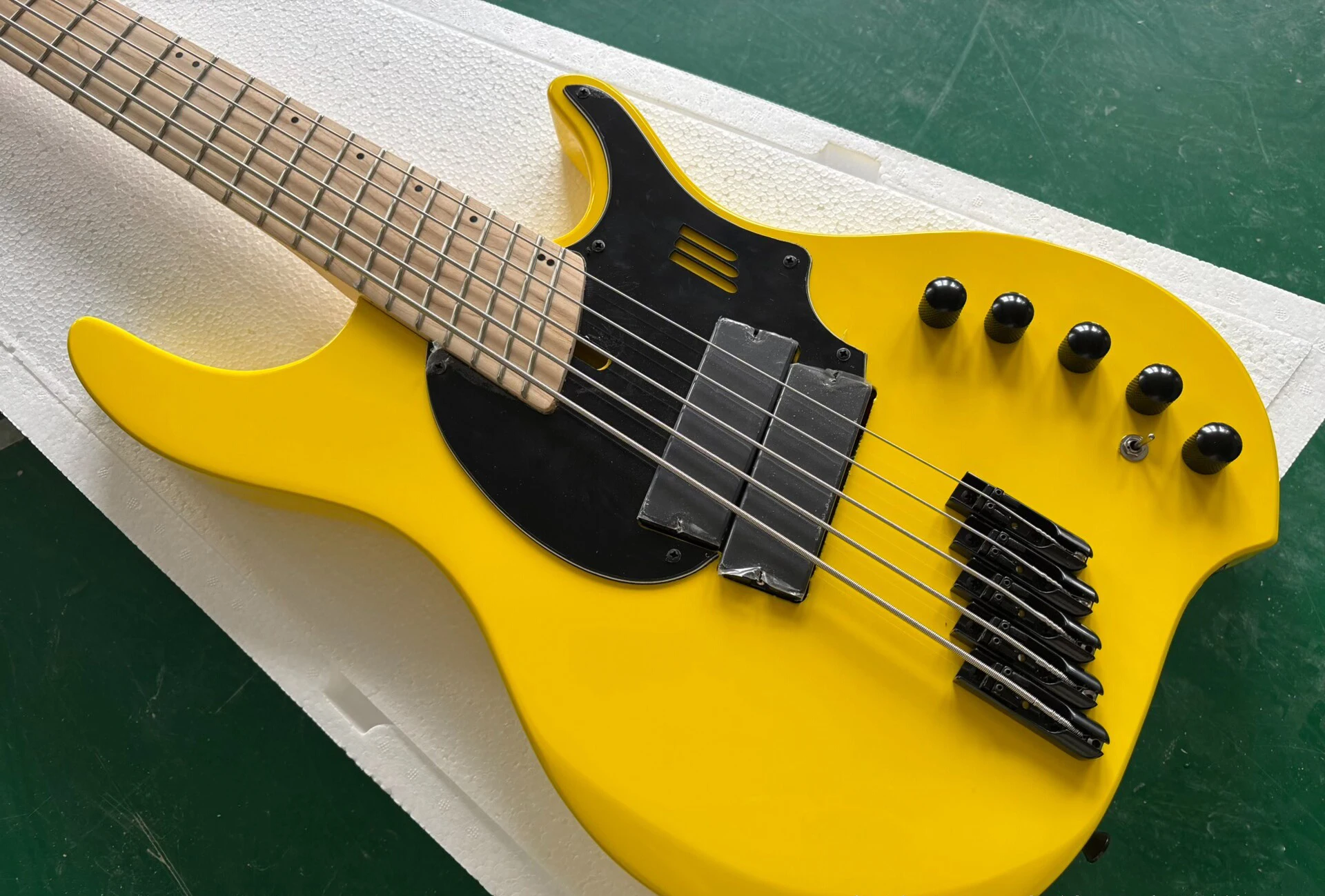 Trastes de abanico amarillo de alta calidad, bajo eléctrico de 5 cuerdas, hardware negro, circuito activo personalizable de fábrica