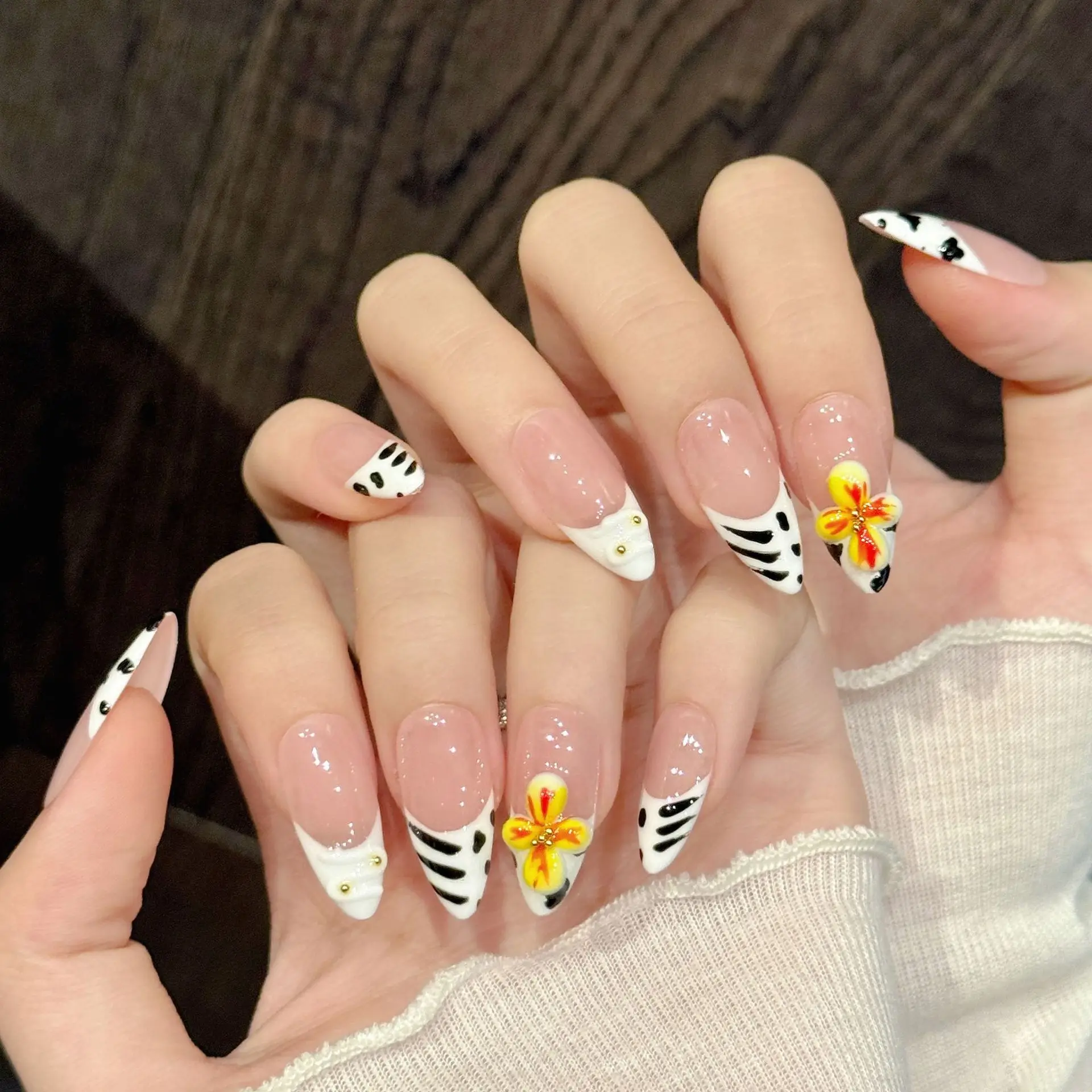10PCS Almond Handmade Press On Nails,Contrasting Color Cool Style,Suitable For Festivals Parties And Daily Wear.