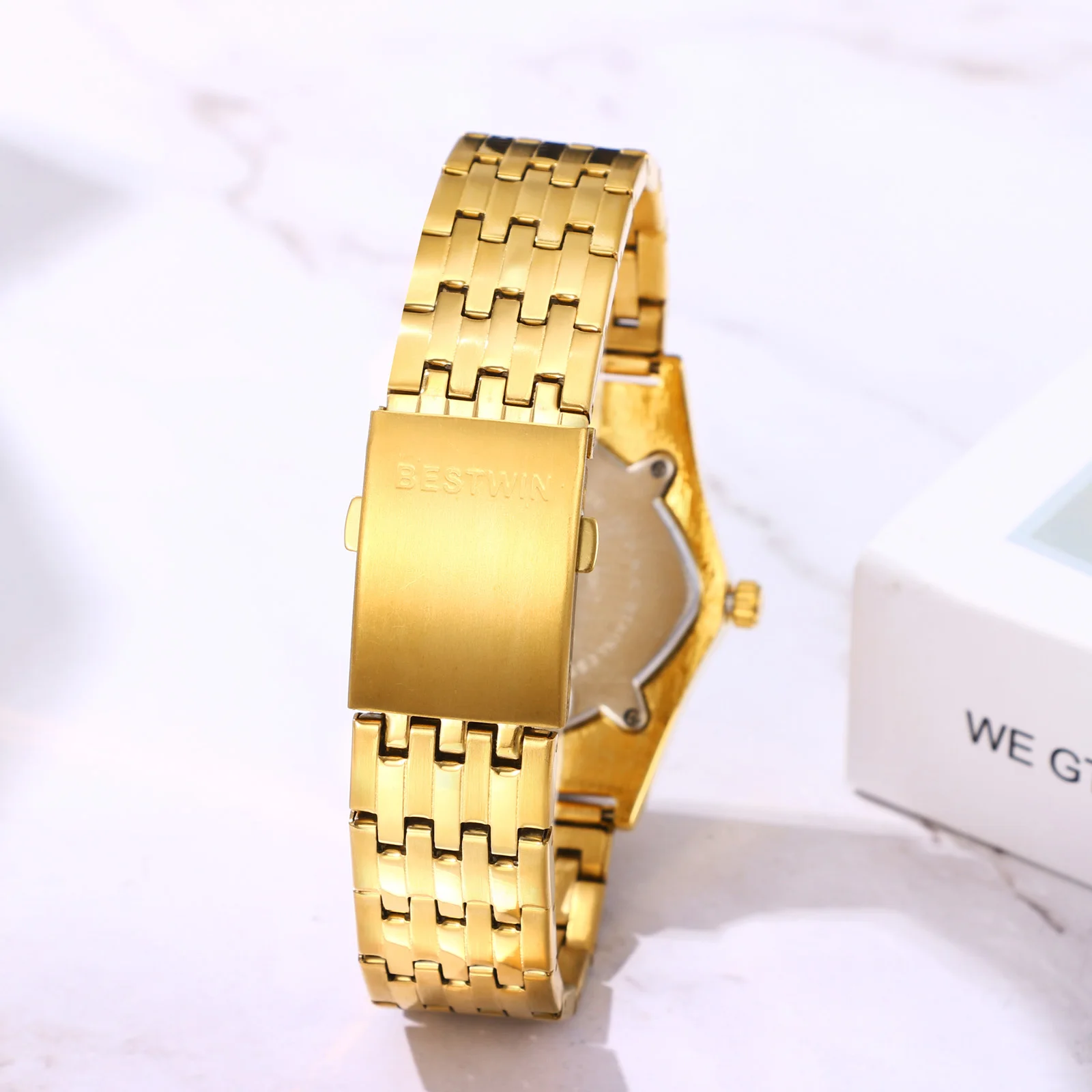 ساعة LANCARDO للرجال بمينا مثلث من الفولاذ المقاوم للصدأ وحزام كوارتز مقاوم للماء ومقياس ماسي وتقويم متاح