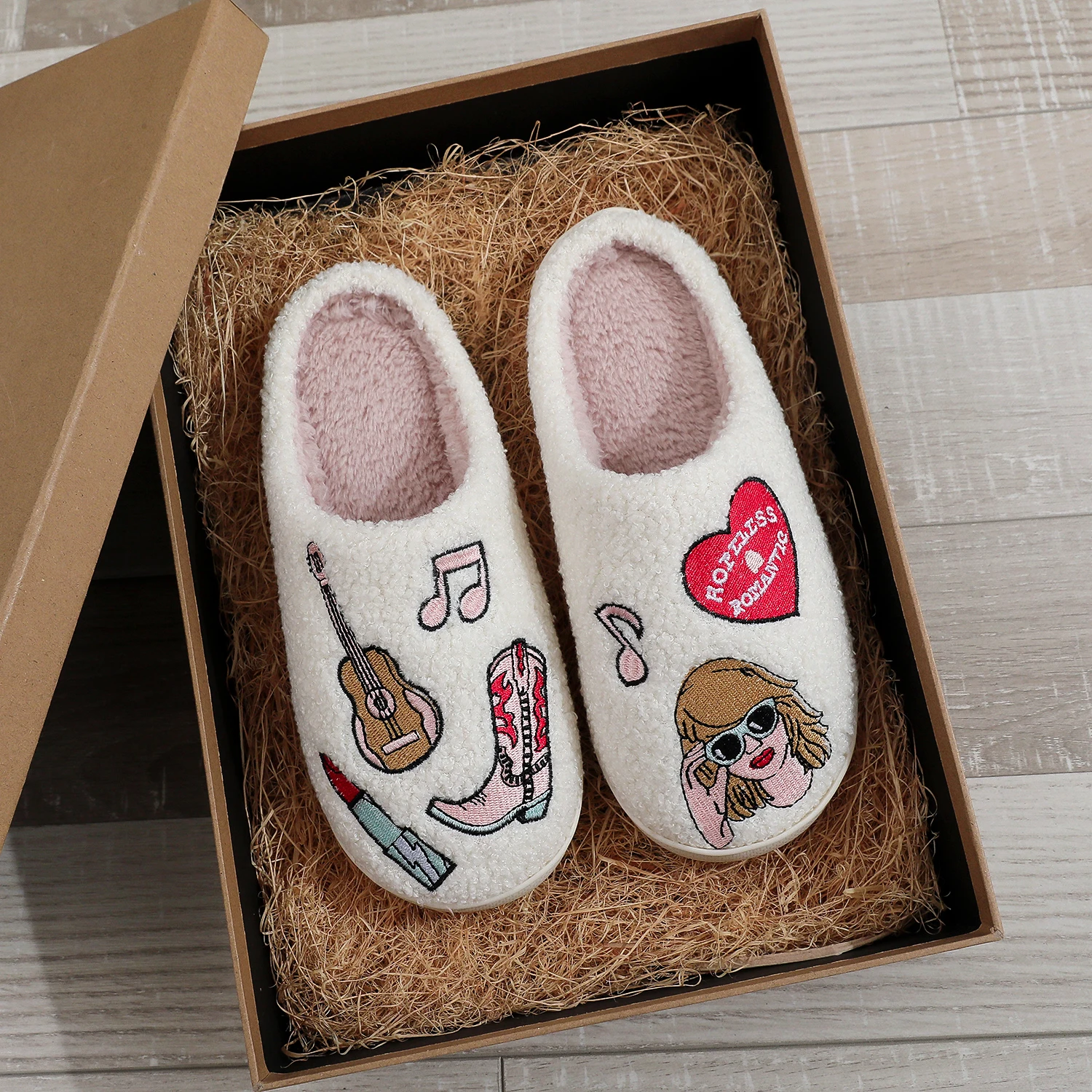 Pantoufles en peluche brodées de style rétro américain pour femmes, avec des motifs de notes de musique, de cœurs et de portraits, douces et moelleuses avec un intérieur en peluche bouclée, antidérapantes, silencieuses, pantoufles d'intérieur à semelle plate, pantoufles décontractées de style jeune fille, tendance et uniques, légères, confortables, chaudes, chaussures d'intérieur, style populaire, pouvant être portées à l'extérieur, pantoufles décontractées, à un attrait esthétique élevé, pantoufles d'intérieur antidérapantes et ambianceuses.