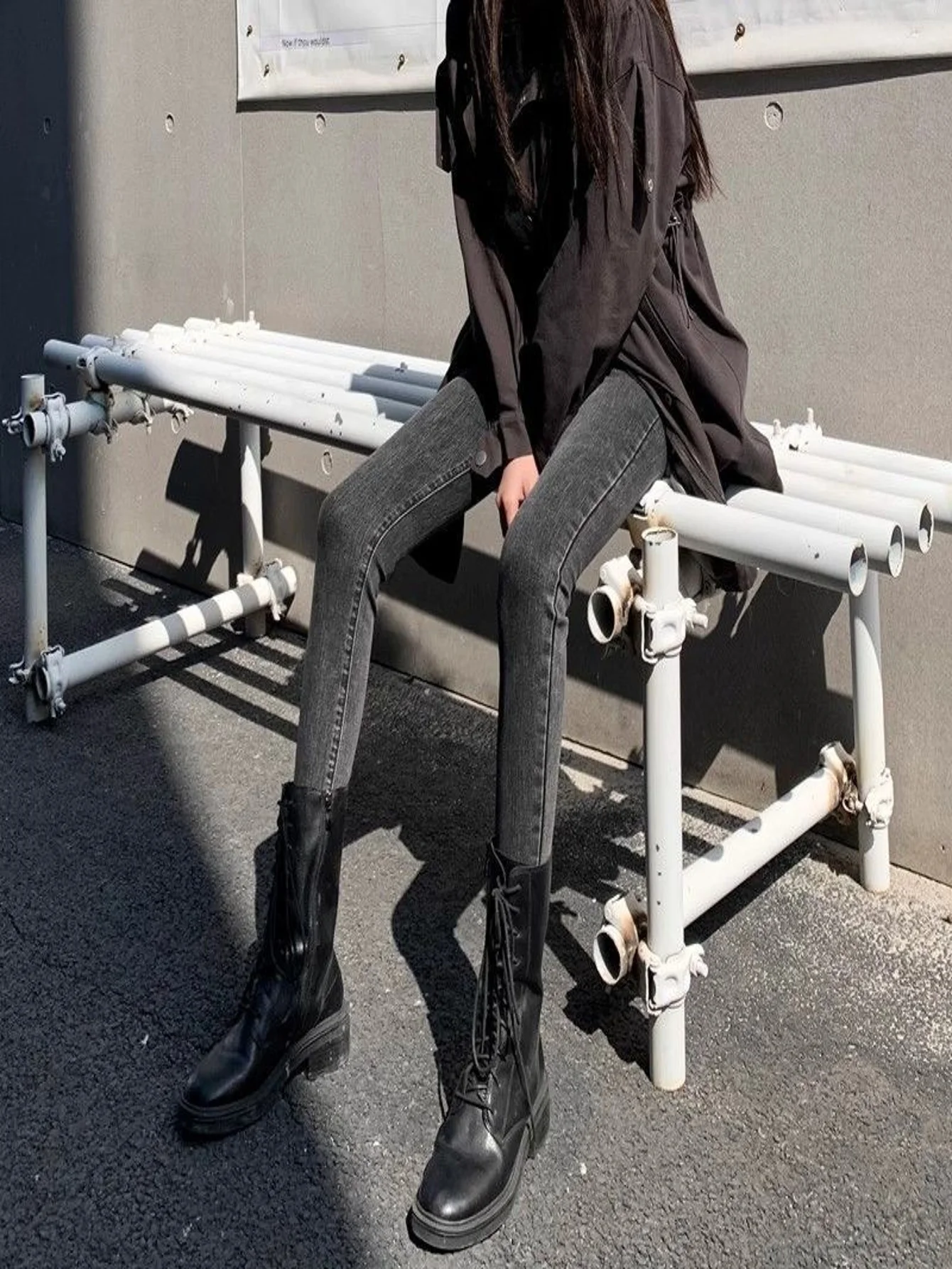 

Джинсы унисекс серого цвета, облегающие, в стиле Y2K, оригинальные, без аксессуаров и ремней.