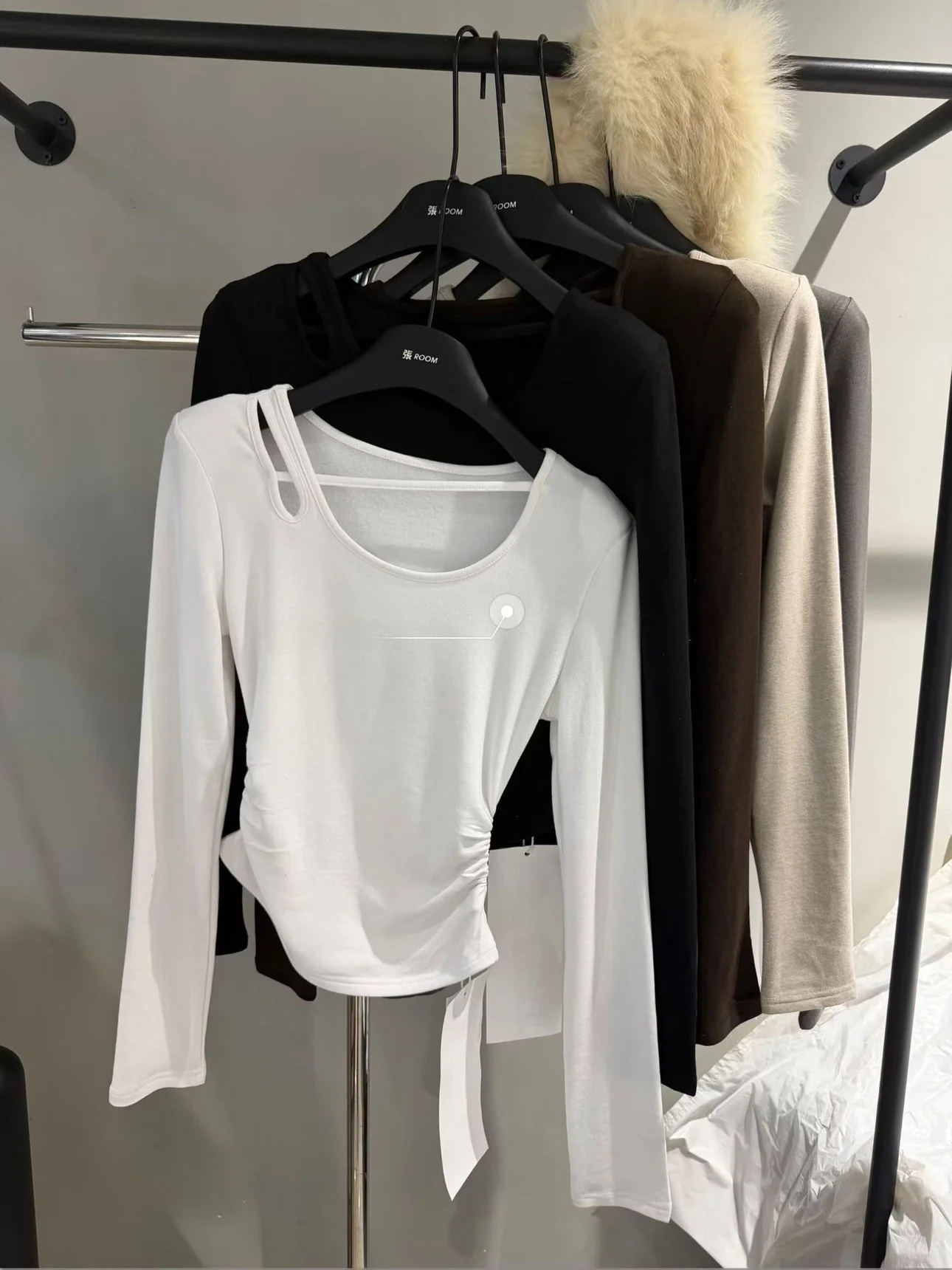 2026년 봄 동대문 슬림핏 홀로우 아웃 U넥 롱 슬리브 티셔츠 여성 패셔너블 베이스 티셔츠 한국 스타일 면 크리...