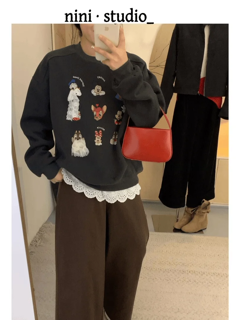 

Свитшот свободного кроя с кружевной отделкой и мультяшным дизайном, модный женский топ, универсальный, удобный, с длинными рукавами и круглым вырезом.