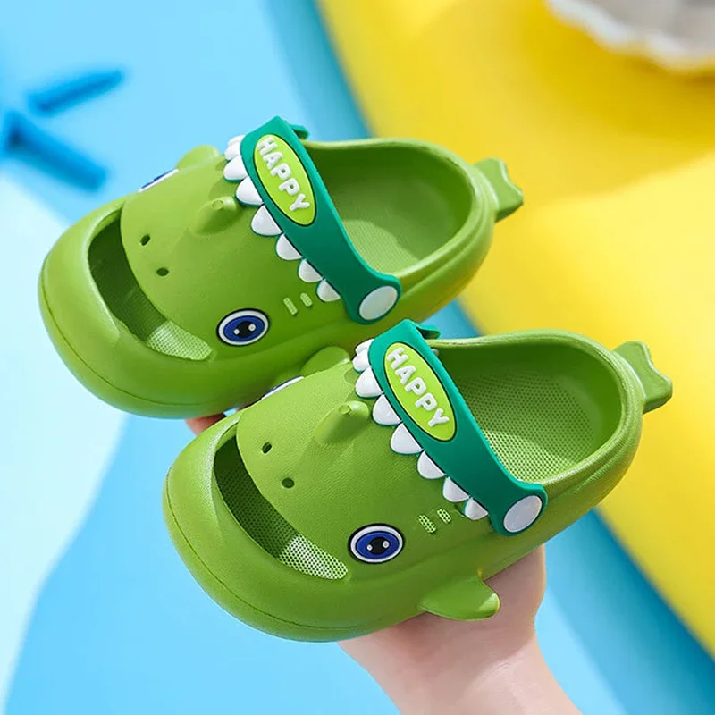 Zapatillas de tiburón de dibujos animados para niños, sandalias antideslizantes de suela suave, lindos toboganes de casa para bebés y niñas, zapatos de jardín al aire libre, verano, nuevo