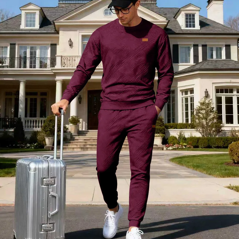 

Мужской спортивный костюм бордового цвета с текстурированной тканью: свитшот с круглым вырезом и брюки-джоггеры