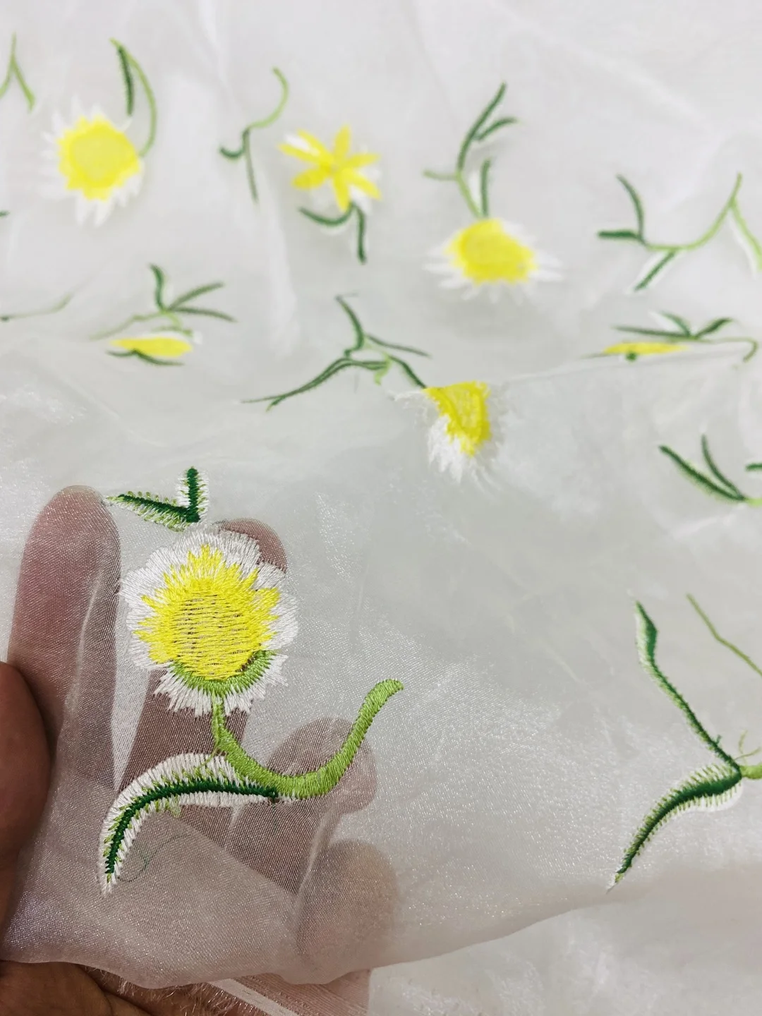 Organza com planta tropical, renda bordada simétrica