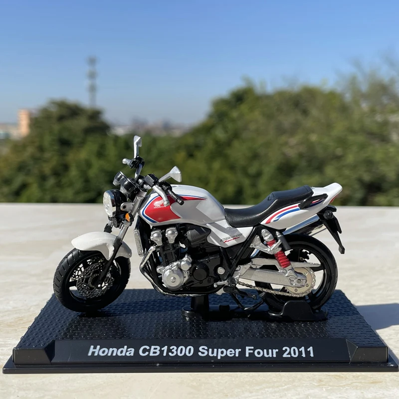 1:24 HONDA CB1300 Super Four 2011 Alloy Sports Motorcycle Model Diecast Metal Track Racing Motorcycle Model Simulation Kids Gift