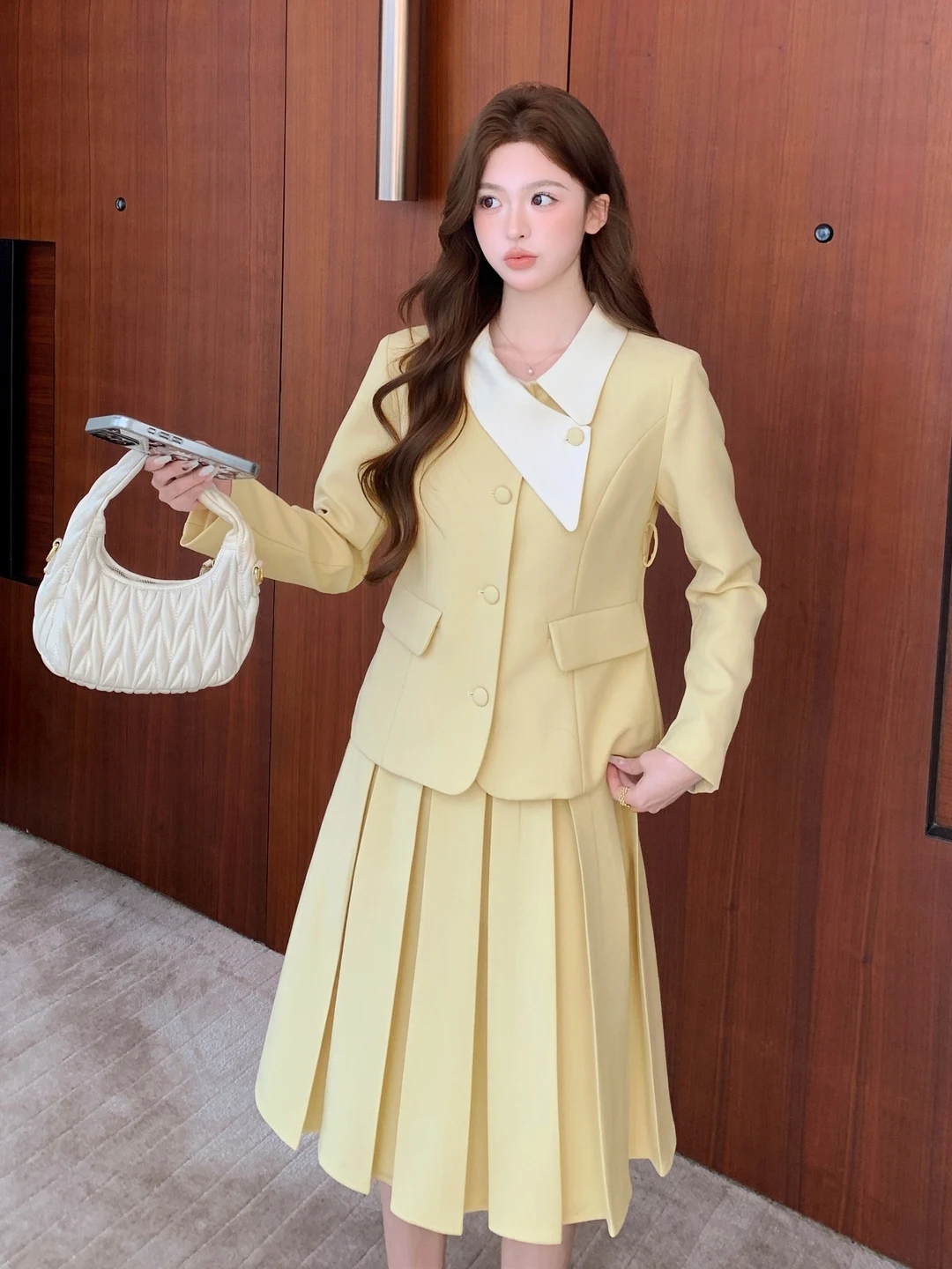 

Модный женский костюм в корейском стиле: желтая клетчатая рубашка и плиссированная юбка, комплект из двух предметов, шикарный наряд для весны и осени.