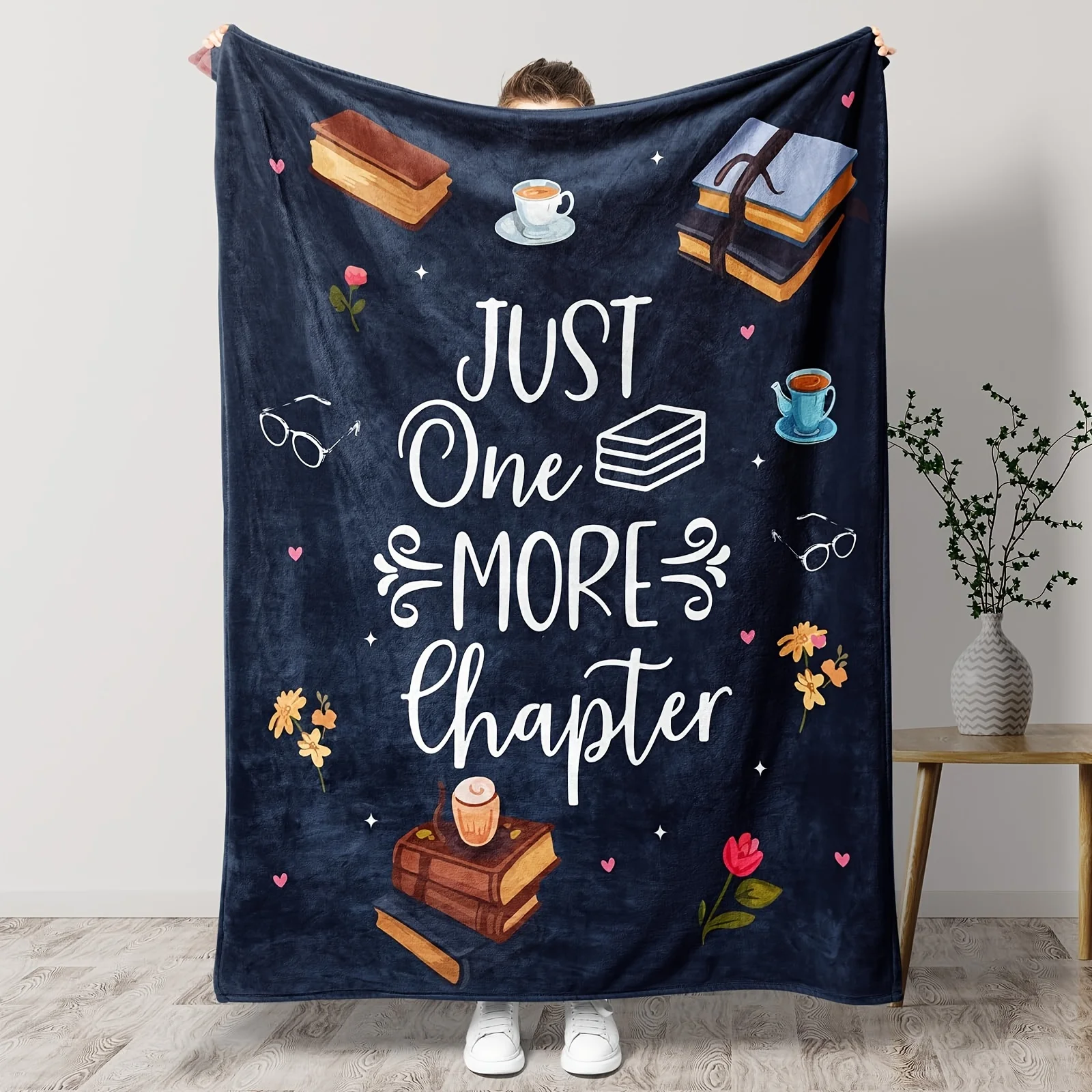 Flanelldecke für Buchliebhaber – „Just One More Chapter“-Druck |   Ganzjahres-, Sofaüberwurf- und Lesegeschenk aus 100 % Polyester