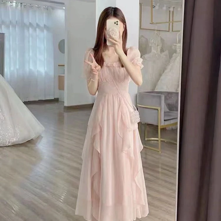Französisches Damenkleid in Rosa mit eckigem Ausschnitt und Rüschenkante, Sommerkleid mit hoher Taille und schmaler Passform, zartes Feenkleid für den Urlaub – Detail 3