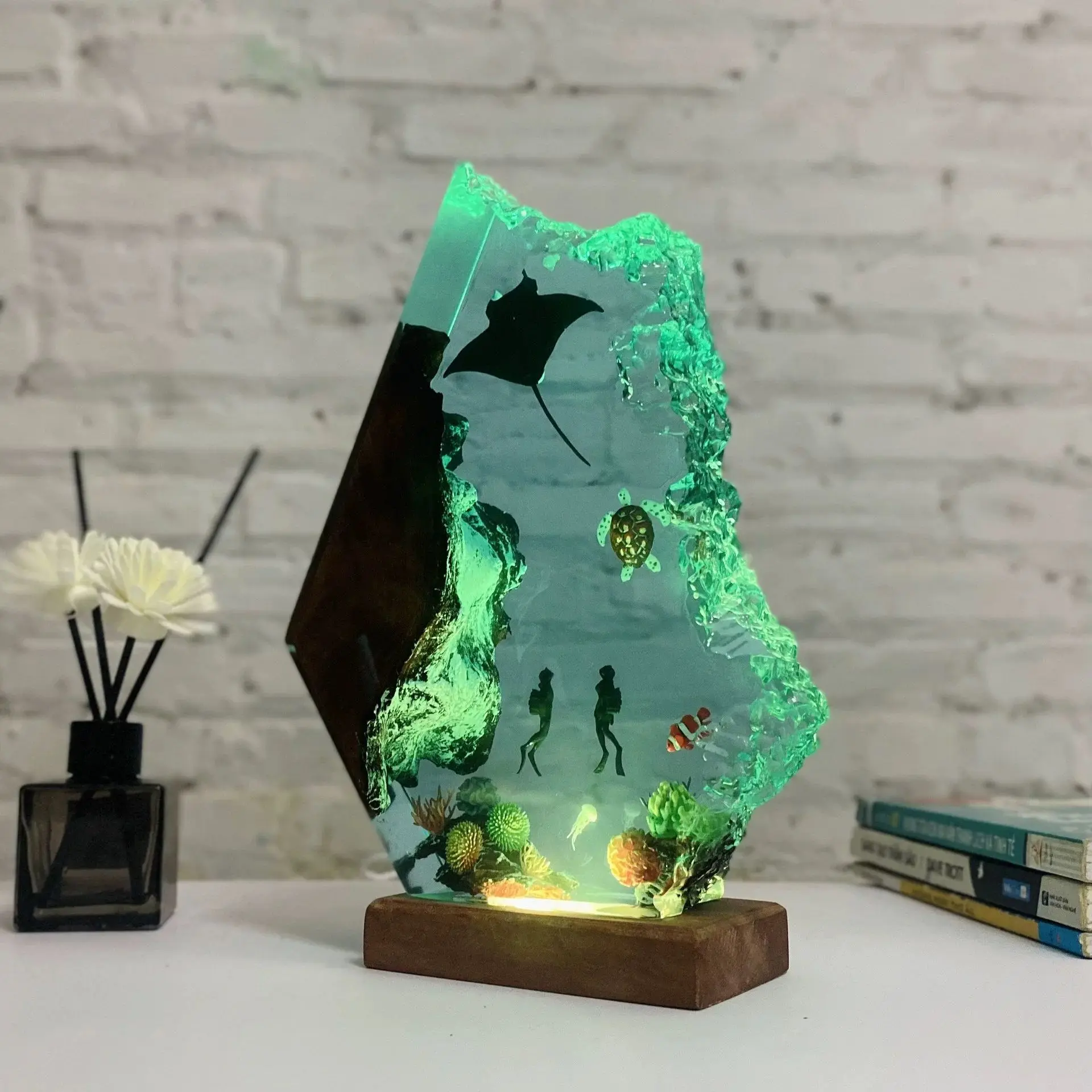 New Atmosphere Couple Divers Manta Ray Resin Luminous Ornaments Epoxy Resin Ocean Home Decoration