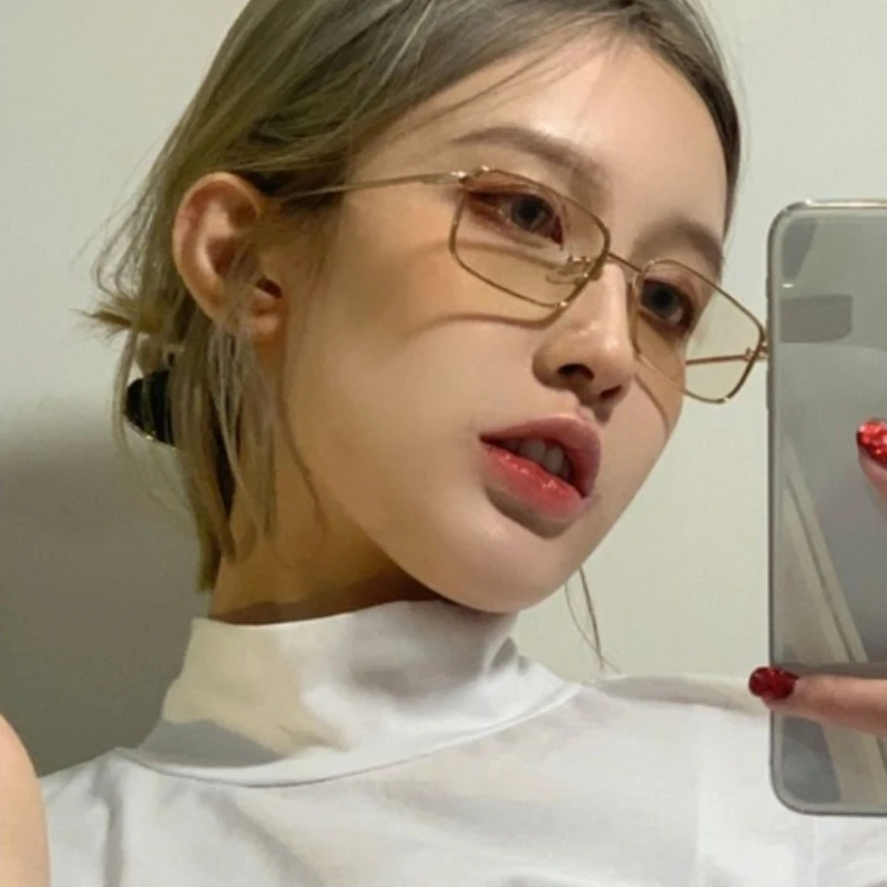 1pcs Women Rectangular Metal Glasses, 2D Flat Small‑Frame Eyewear, Artistic Personalized Style with Flat Lenses