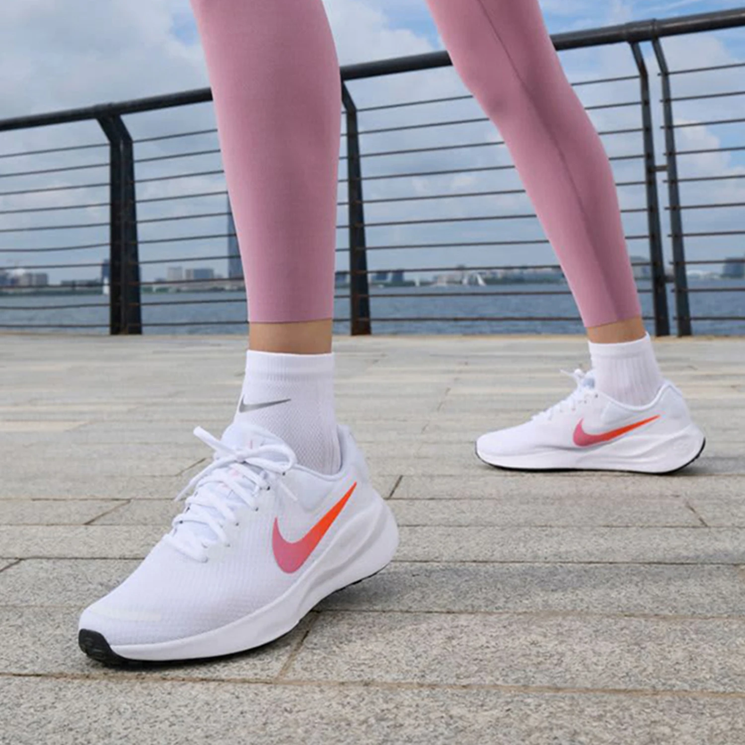 

Женские дорожные прочные кроссовки Nike Official Authentic Revolution 7. FB2208-104.