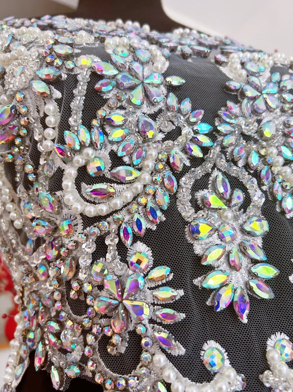 Applicazioni in pizzo 3D Colore bianco AB Perline a mano Strass in vetro Cristalli per cucire Designer di nozze Fai da te Abito artigianale Corpetto