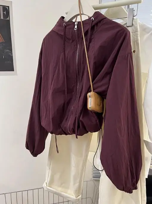 

Новая осенняя повседневная однотонная куртка на молнии с длинными рукавами для женщин, спортивный стиль на открытом воздухе, короткая куртка с капюшоном