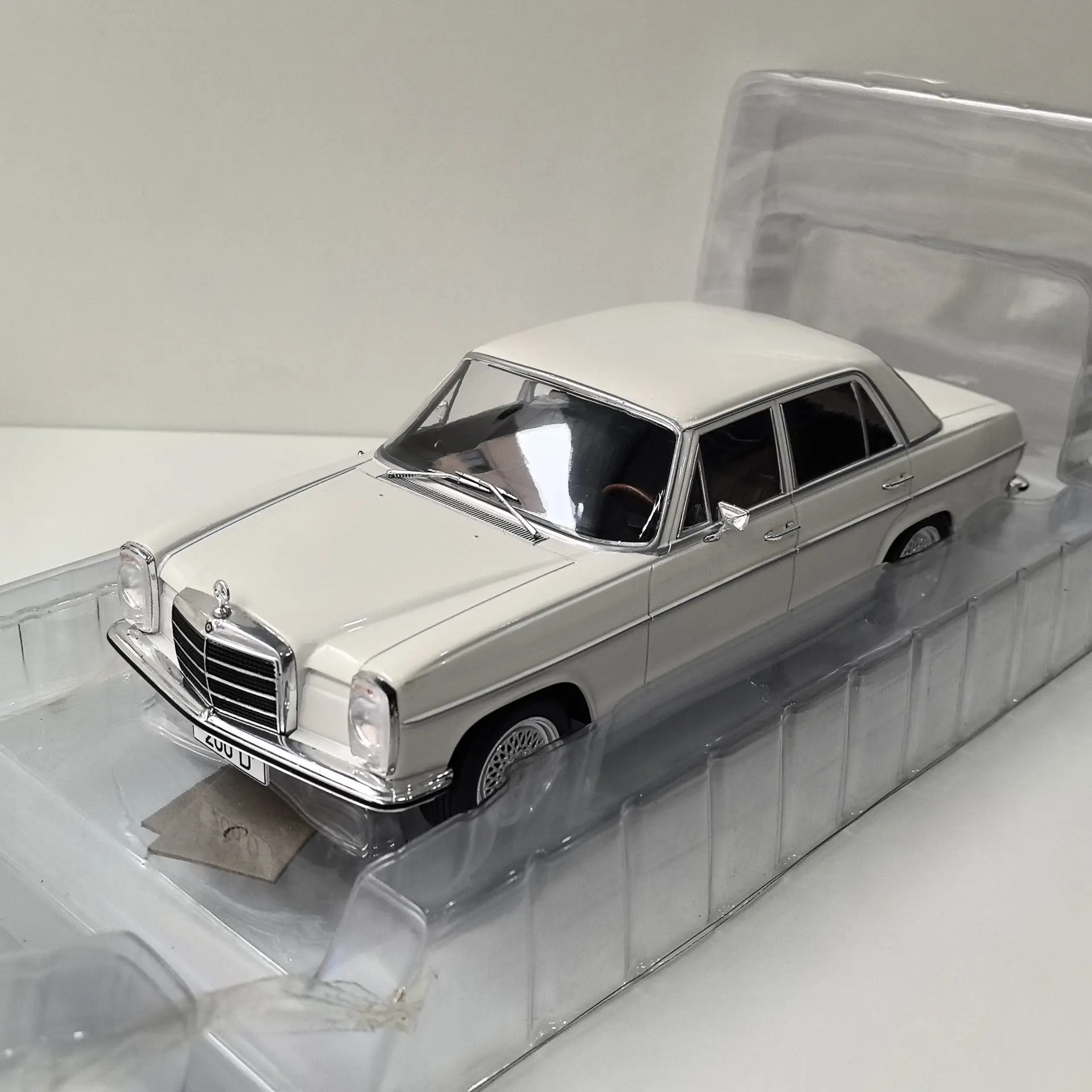 flaws-diecast-1-18-scale-mcg-benz-200d-w115-d8-alloy-car-model
