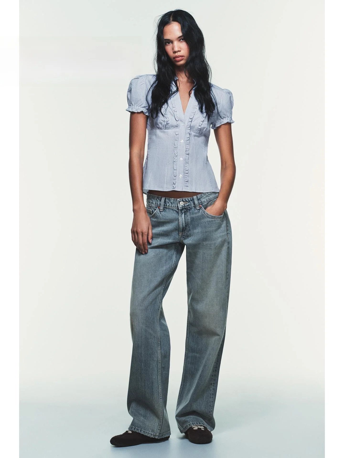 

Женская приталенная рубашка в полоску с V-образным вырезом и рукавами-фонариками, летняя коллекция 2026, винтажный стиль, с зауженной талией, на пуговицах, с коротким рукавом