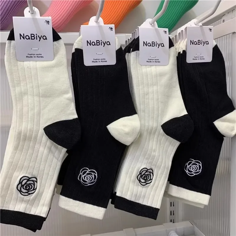 Black White Contrast Color Medium Tube Cotton Socks Embroidered with Camellia Flower Japanese Style Minimalist Trendy Stylish