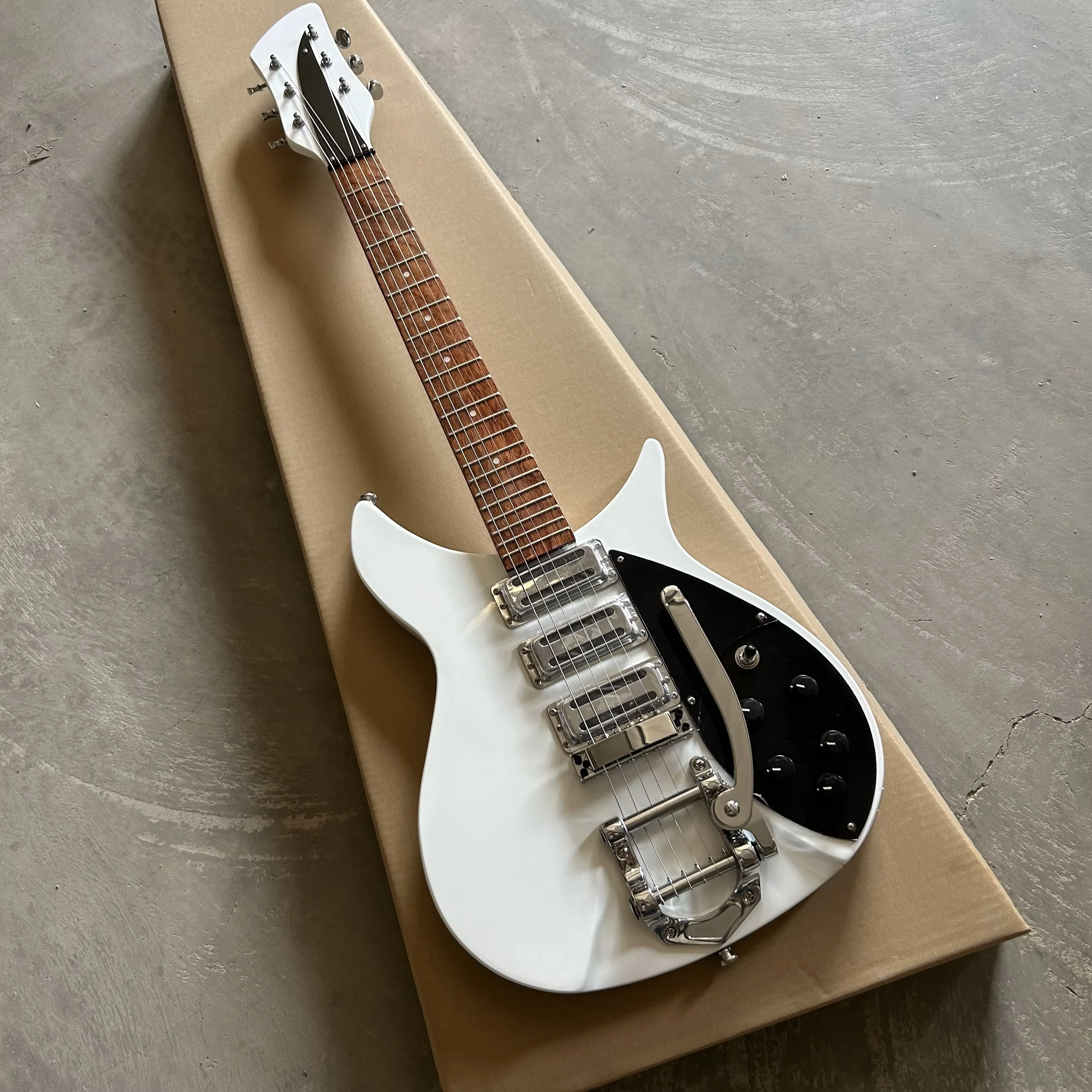 New product: 325 white electric guitar, wholesale and retail.