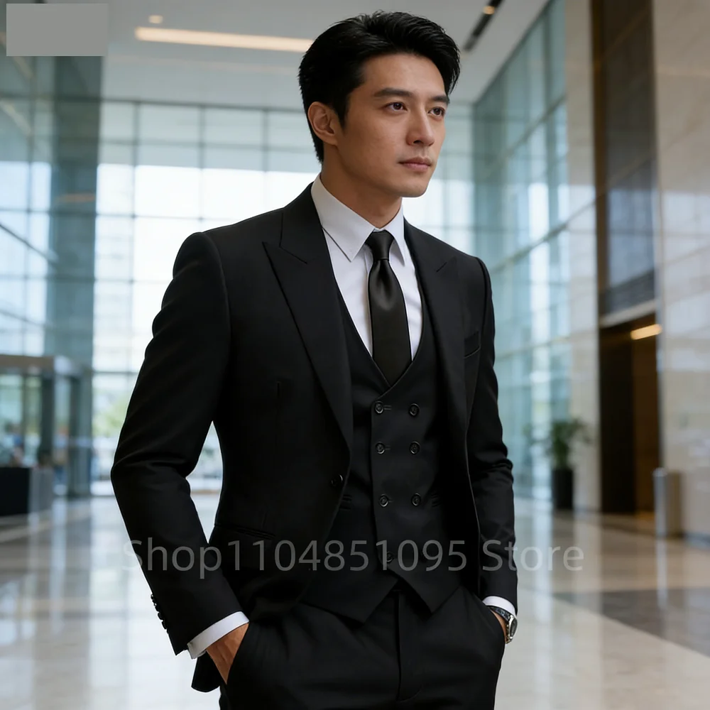 

Элегантный зеленый свадебный костюм-тройка для мужчин: приталенный пиджак с острыми лацканами, жилет и брюки. Комплект для жениха и шафера.