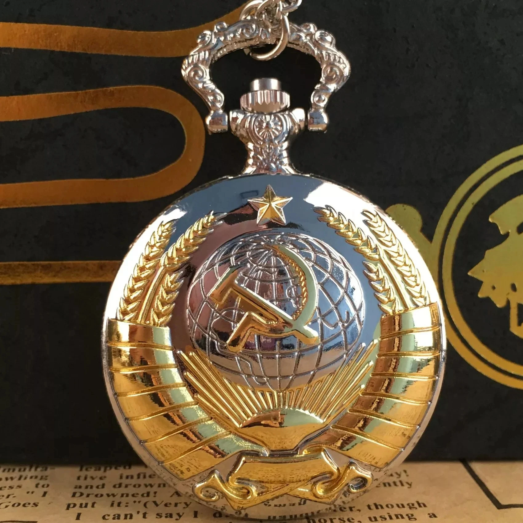 ساعة جيب كوارتز مطرقة ذهبية كلاسيكية ، شعار عتيق ، أرقام عربية ، قلادة ، ساعة بدلاية ، هدايا للطلاب