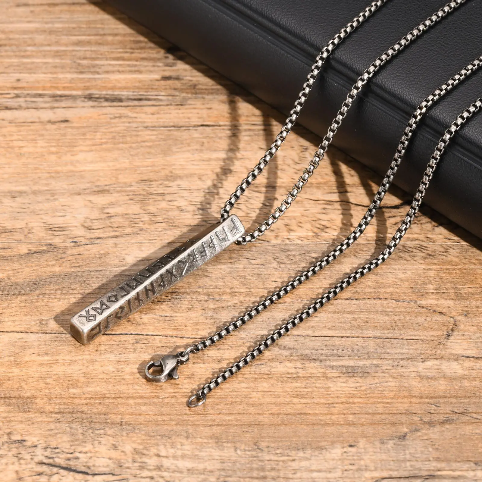 Rero Wikinger-Anhänger-Halskette für Männer, Mobius-geometrischer gedrehter Säulen-Anhänger-Kragen aus Edelstahl, Vintage-Schmuck für Männer – Detail 5