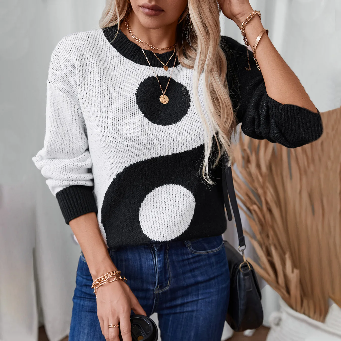 Fashion Color Blocking Knitted Ladies Sweater Top With Round Neck Tai Chi Diagram Long Sleeved Autumn Versatile Sweater 2025 New