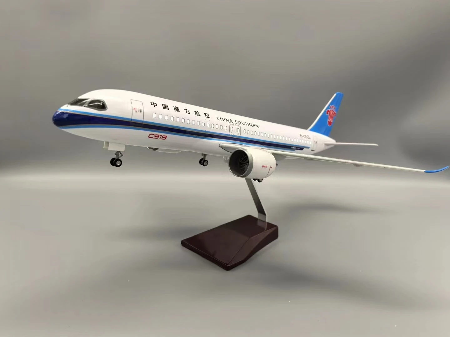 

47cm 1/142 Scale Plane Model C919 China Airplanes W Light and Wheel Plastic Resin Diecast Airplanes Collection Display Aviation