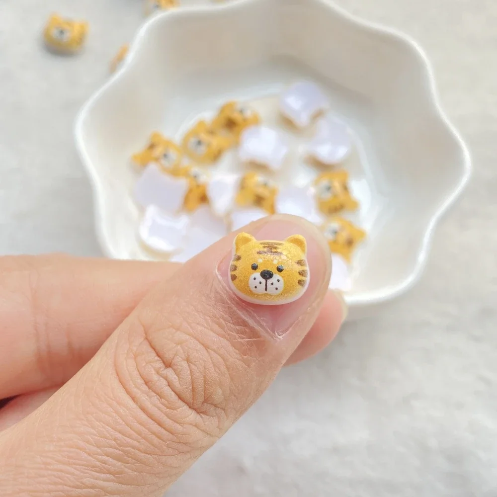 50 Uds. De mini cabeza de tigre de dibujos animados energéticos, dijes de diseñador de resina para decoración de uñas, joyería DIY 3D