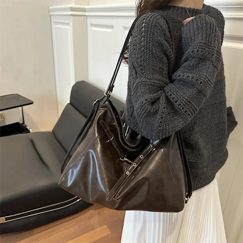 2025 autumn and winter retro simple large capacity shoulder bag fashionable and individual women's handbag trendy tote bag