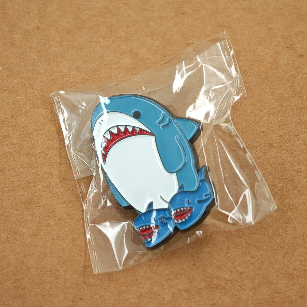 Niedlicher Hai in Haifisch-Hausschuhen Emaille-Pin Lustige Meeres-Tier-Broschen Kawaii Fisch-Anstecknadeln Meme-Schmuck Geschenk für Rucksack – Detail 12