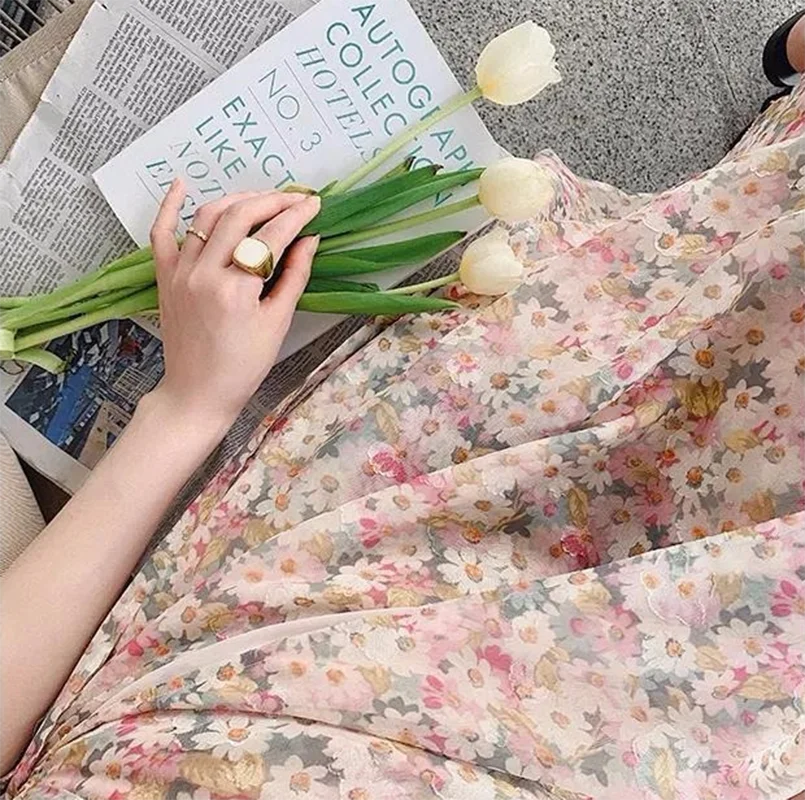 Vestido manga curta decote em v na altura do joelho, estampa padrão de flores e margaridas cor de rosa, confortável, macio, fofo