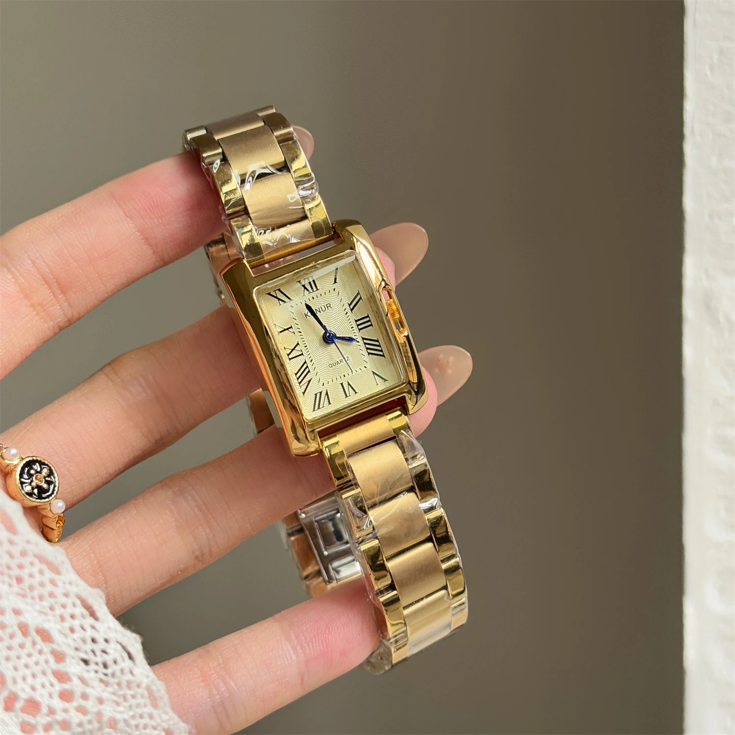 Relógio de pulseira de aço oco e fino para mulheres moda luz luxo alto valor versátil elegante e requintado senhoras relógio de quartzo