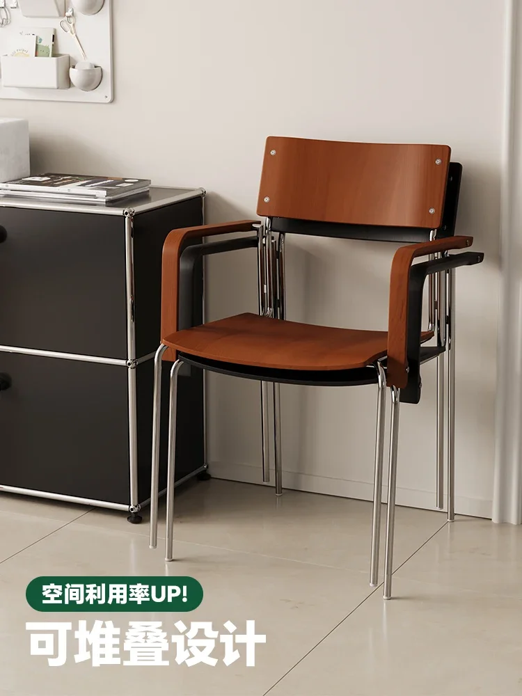 كرسي طعام من العصور الوسطى خفيف فاخر عالي الإحساس للمنزل مصمم كرسي من الخشب الصلب مسند ذراع حقيبة ناعمة ترفيه بسيط