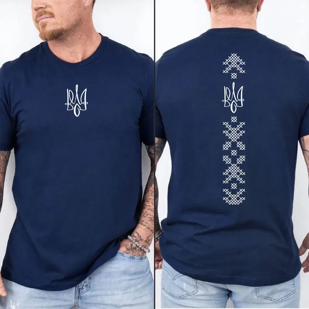 Ukrainisches T-Shirt, Unisex, bedruckt mit der ukrainischen Flagge und dem Dreizack-Symbol, ein patriotisches T-Shirt im Retro-Stil für urbane Mode. – Detail 7