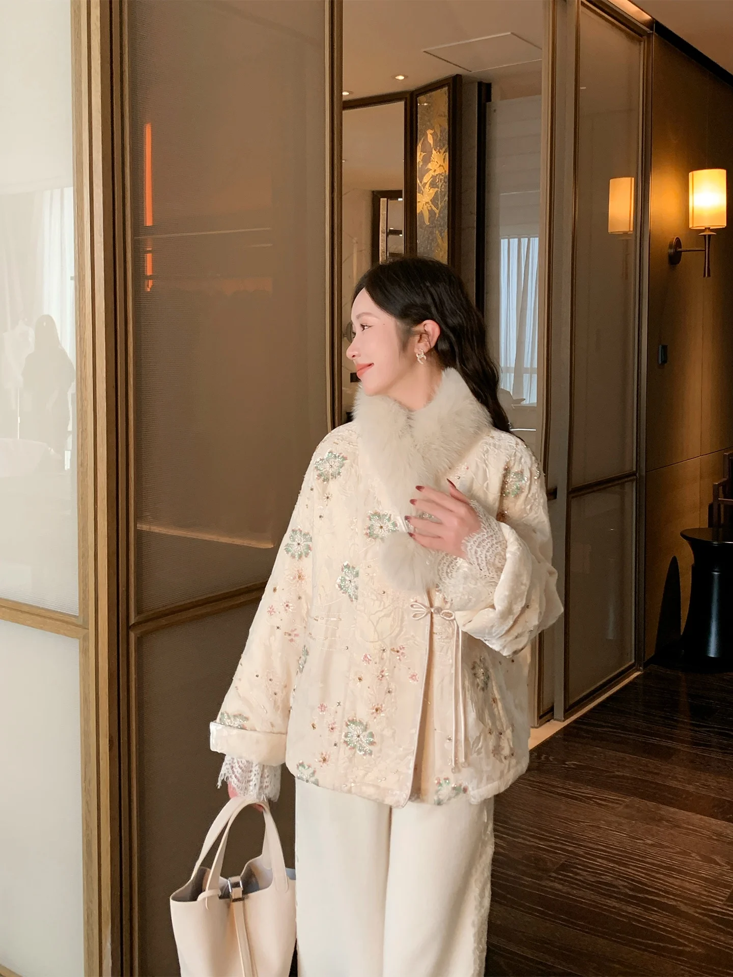 

Новая китайская женская куртка ручной работы с вышивкой, весенняя, с жемчужной отделкой, на хлопковом наполнителе, с воротником-стойкой