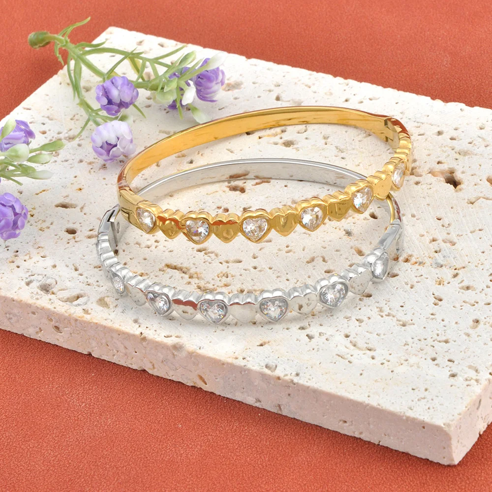 Lokaer Glänzendes Herz-Armband mit kubischem Zirkonia, Armreif aus Edelstahl, zarter Schmuck, wasserfest, tägliches Schmuckzubehör, B25226
