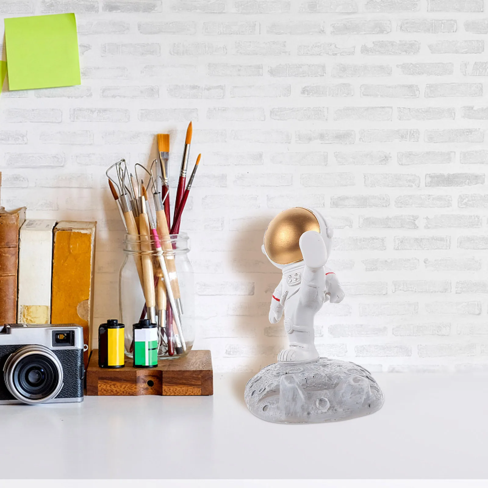 

2Pcs Astronaut Resin Ornaments Space Decoration for Home Tabletop Art Display Astronaut Ornament Tabletop Decor Toy