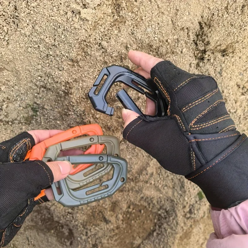 

2 больших D-образных быстрых крючка для подвешивания, идеально подходят для рюкзаков и сумок для кемпинга на открытом воздухе.