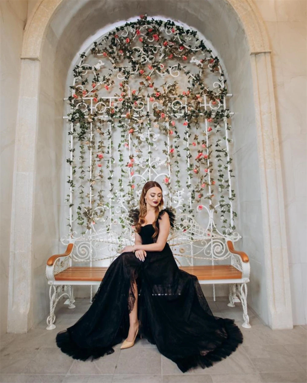 Классические черные атласные платья без бретелек с открытыми плечами и без рукавов по индивидуальному заказу. Изысканное кружевное вечернее платье трапециевидной формы длиной до пола.