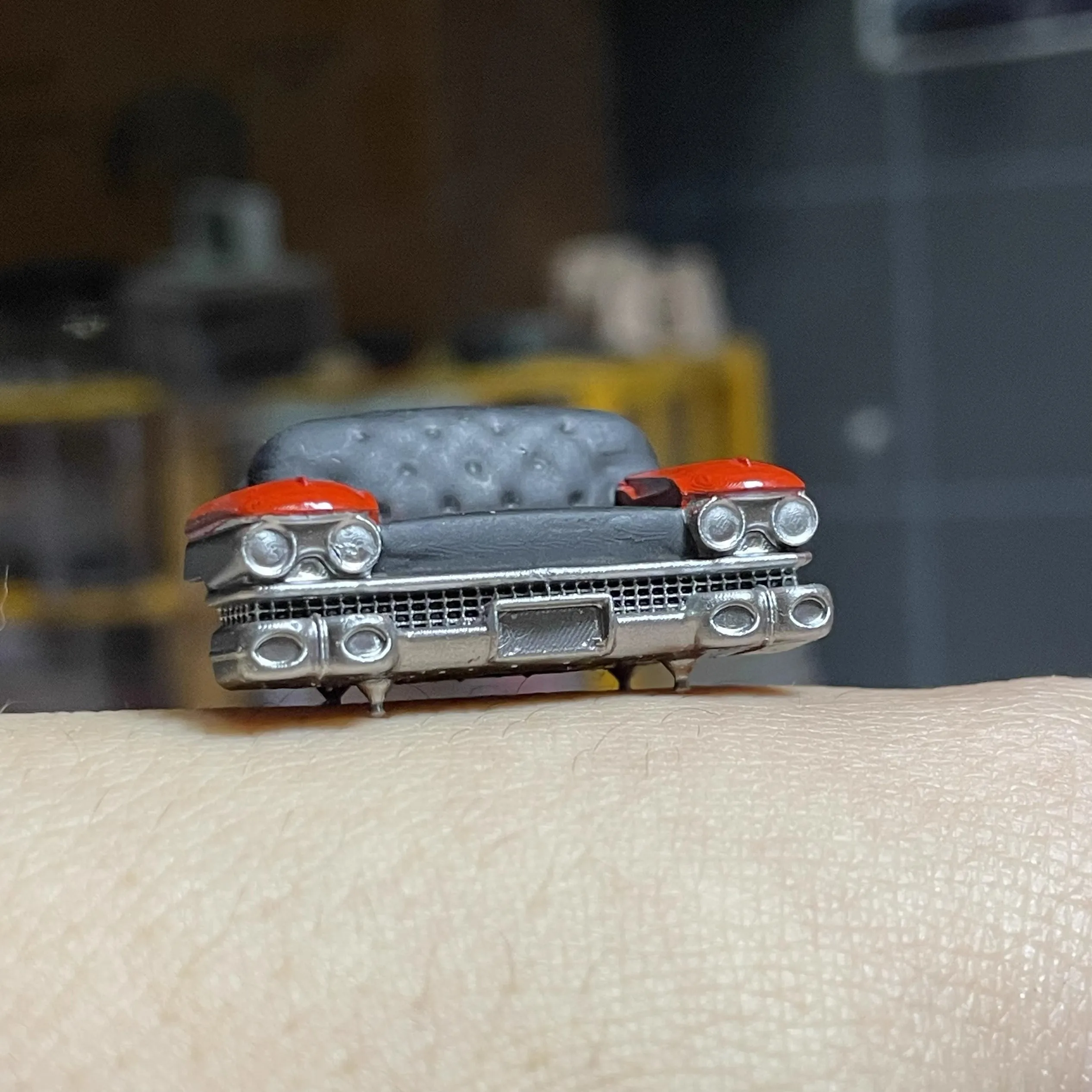 1:64  Model Cadil Car Head Conversion Couch Garage Scene Matching