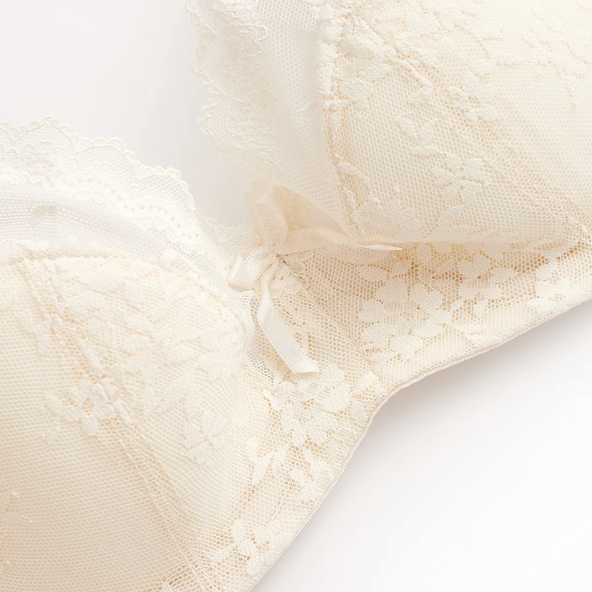 ملابس داخلية فرنسية جديدة لعام 2025 ملابس داخلية نسائية صيفية ذات رغبة نقية وكوب رفيع من الفولاذ الناعم ملابس داخلية مثيرة كبيرة الثديين صغيرة مضادة للترهل