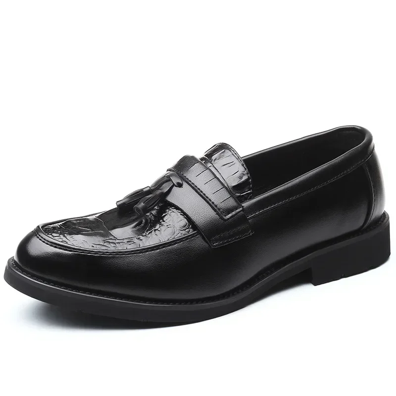 Scarpe da uomo in stile britannico scarpe piccole in pelle abbigliamento formale da uomo Casual fondo morbido scarpe Slip-on da guida nere